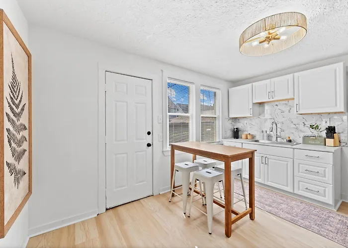 Comfortable 2-Bedroom House In Cleveland 1330