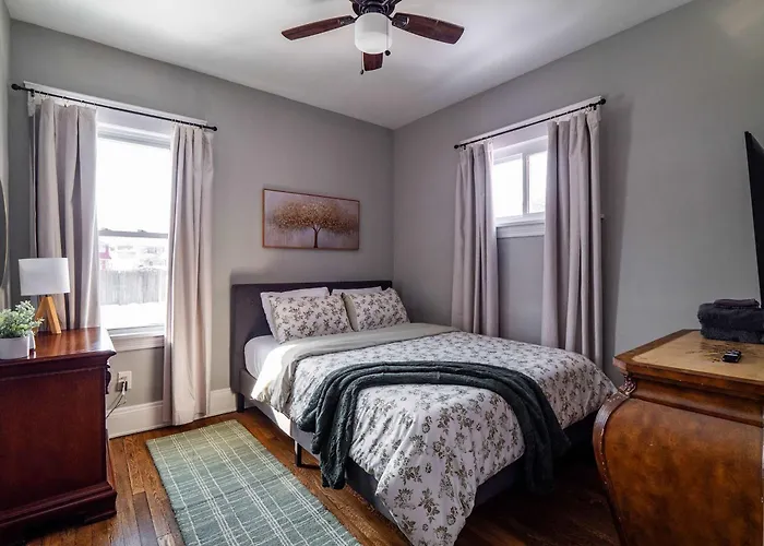Modern & Cozy 2Br Retreat Near West Blvd
