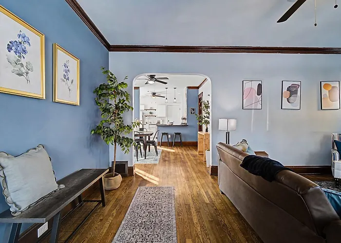 Modern & Cozy 2Br Retreat Near West Blvd